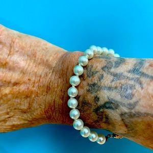 Vintage hand-knotted costume pearl bracelet